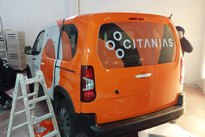 ejemplo de vinilo microperforada en ventana de furgoneta