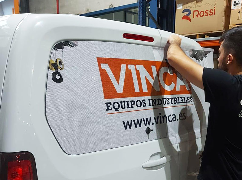 vinilo microperforado para ventanas de furgonetas de empresa