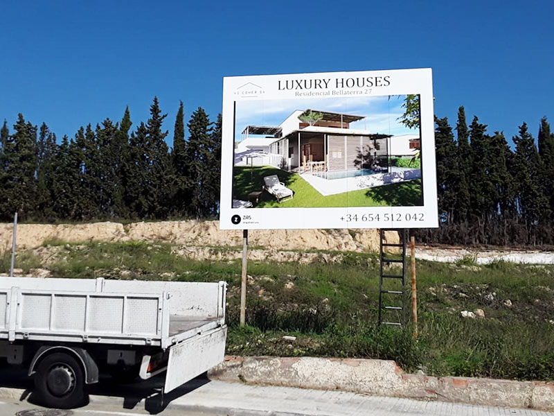 cambio de gráfica y vinilo en valla publicitaria Barcelona