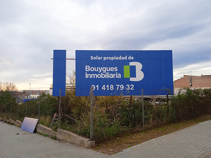 cambio de vinilo en valla publicitaria