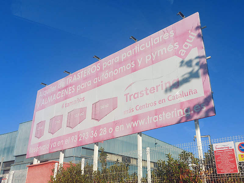 ejemplo de vinilo gastado y en mal estado en valla publicitaria de 8x3