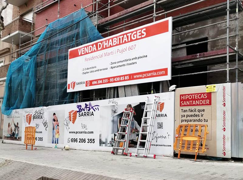 valla publicitaria con vinilo en Badalona
