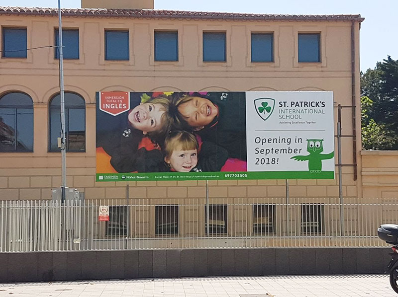 instalación de valla publicitaria en colegio de Barcelona