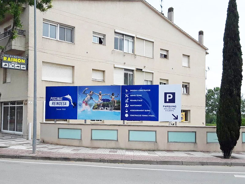 valla de publicidad de entrada a negocio