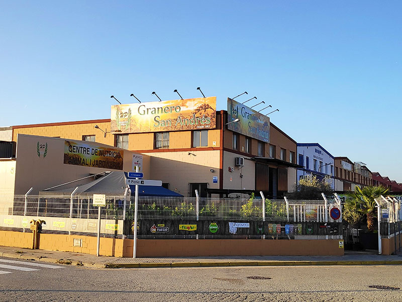 instalación de valla publicitaria en fachada de edificio