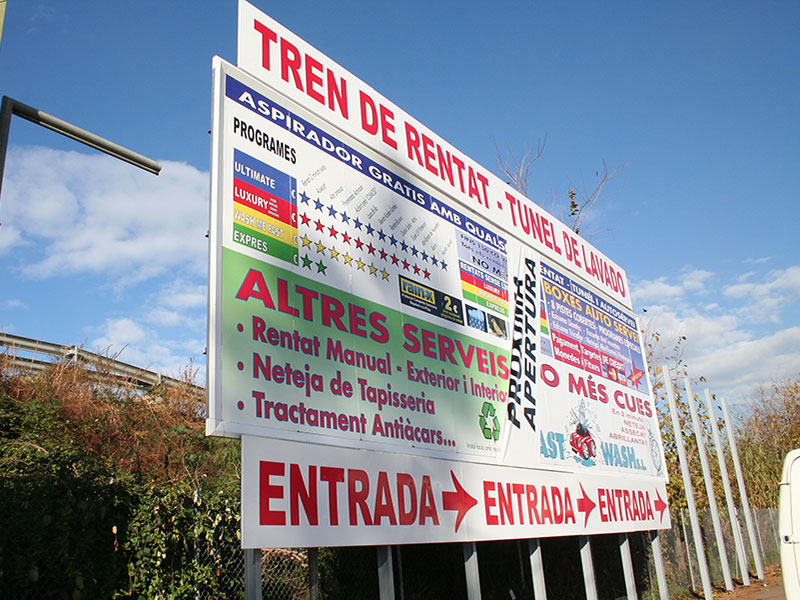 instalación de valla de publicidad con elementos corpóreos