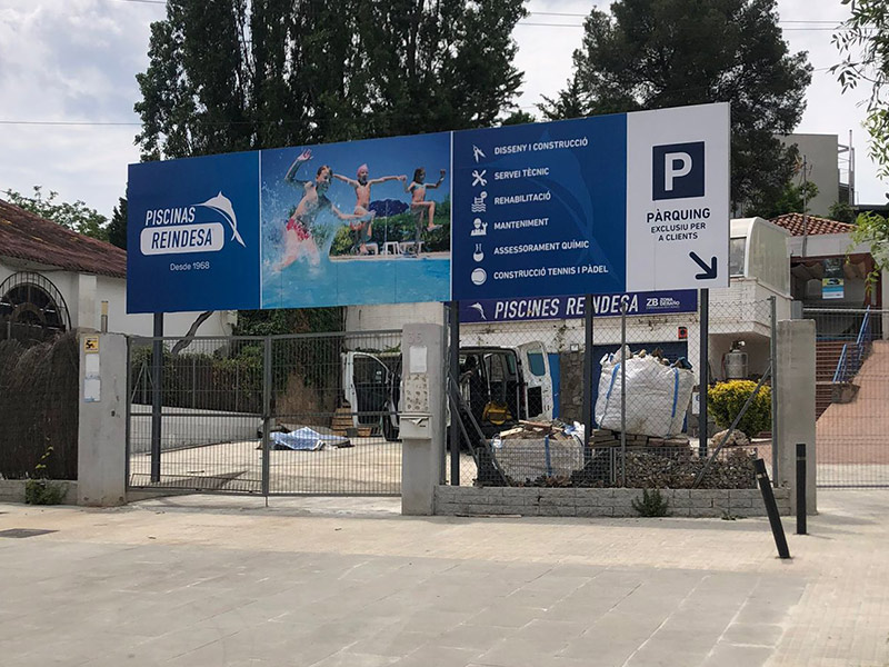 valla de publicidad para empresa de piscinas en Barcelona