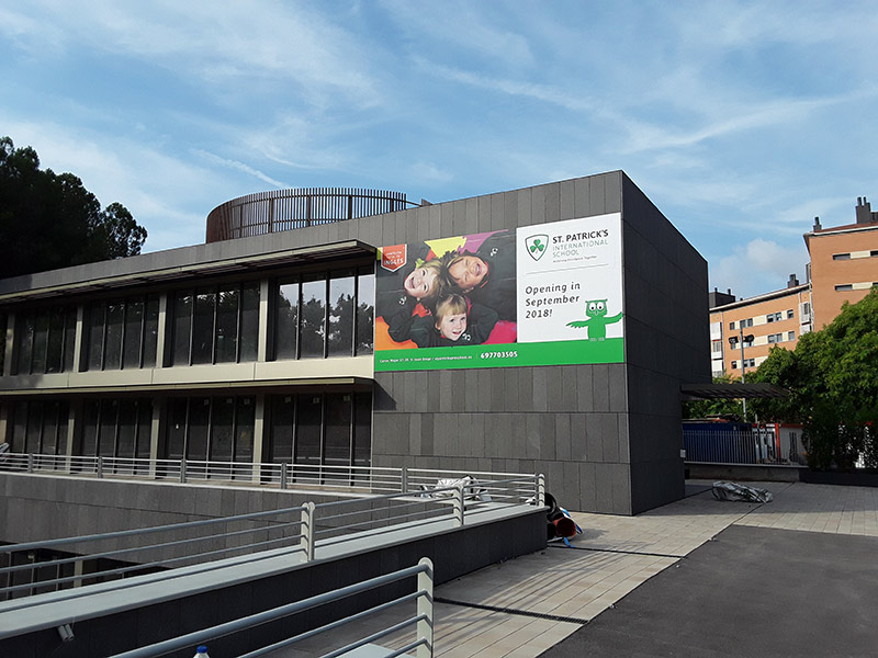 valla publicitaria sobre fachada de colegio