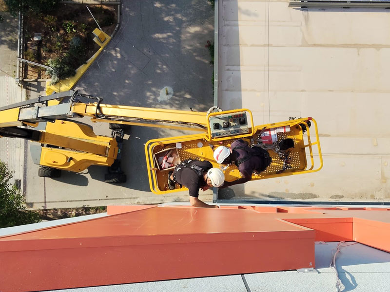 instalación de rótulo gigante en fachada de edificio en Girona