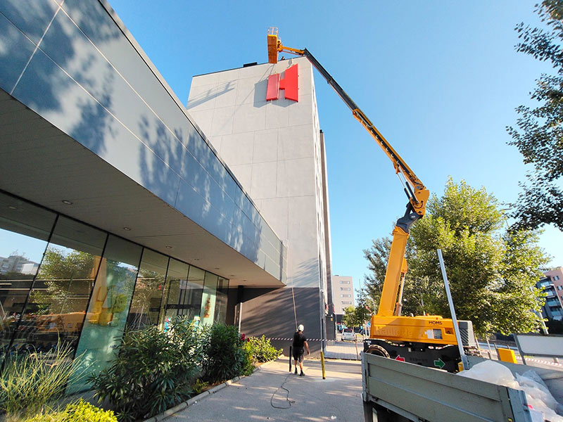 montaje de rótulo sobre fachada en Girona