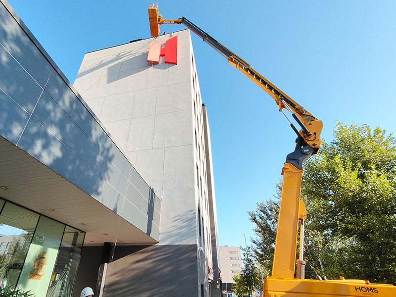 montaje de rótulo en Girona