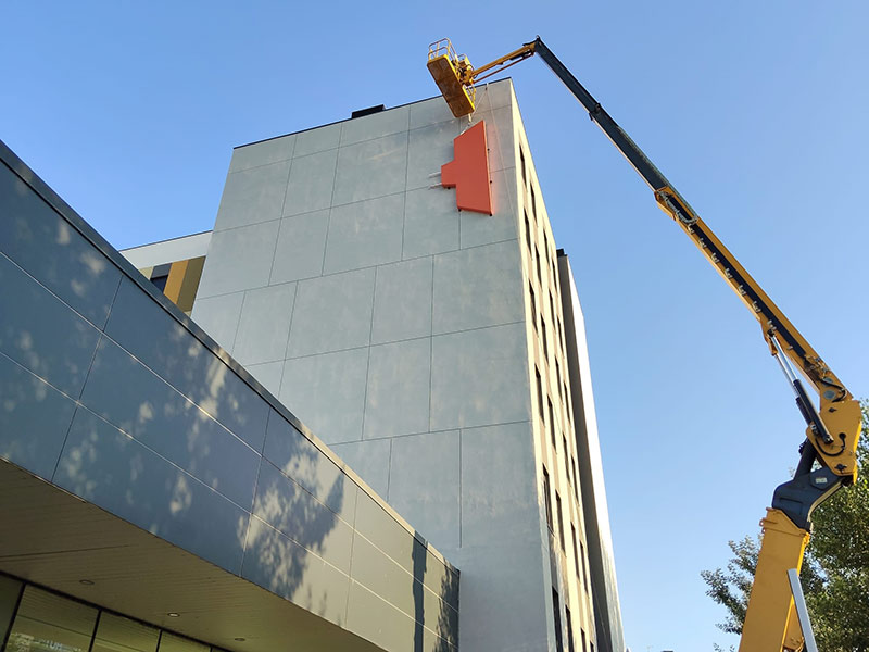 instalación de rótulo en fachada en Girona