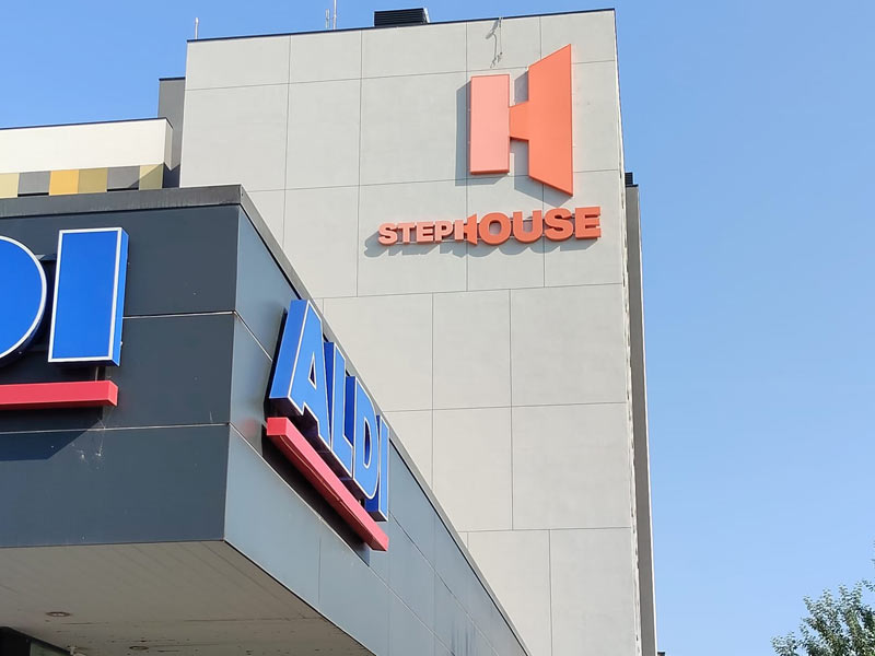 instalación de rótulo de gran formato en Girona