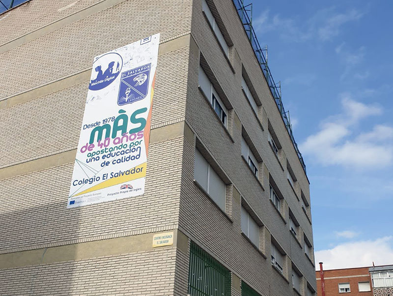 instalación de lona publicitaria para colegio en Madrid