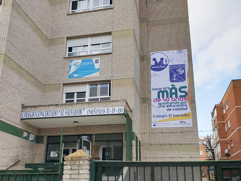 instalación de lona publicitaria en fachada de colegio en Leganés, Madrid