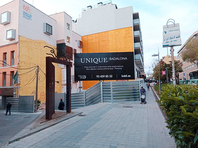 instalación de valla publicitaria en Badalona