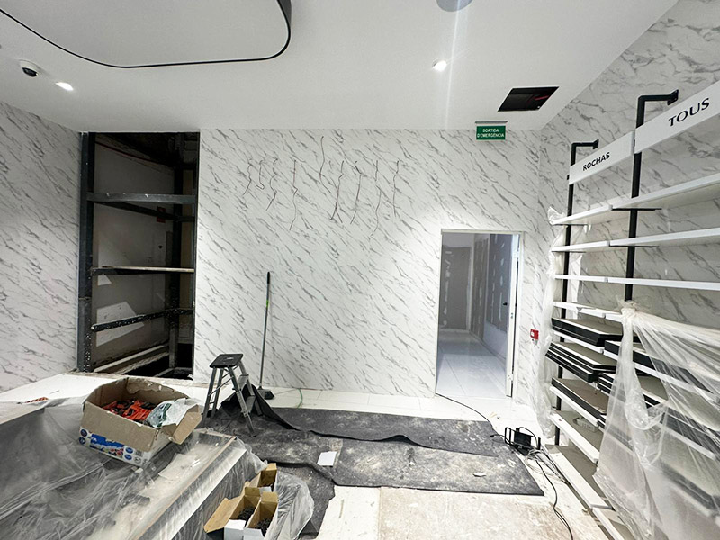reforma de locales en centros comerciales con vinilo de pared