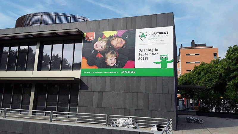 instalación de lona en fachada de colegio