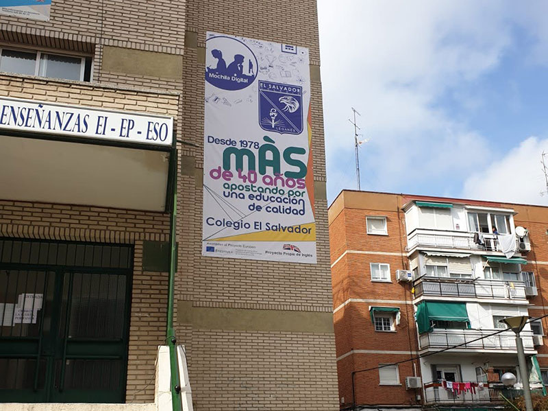 instalación de lona publicitaria en colegio de Madrid