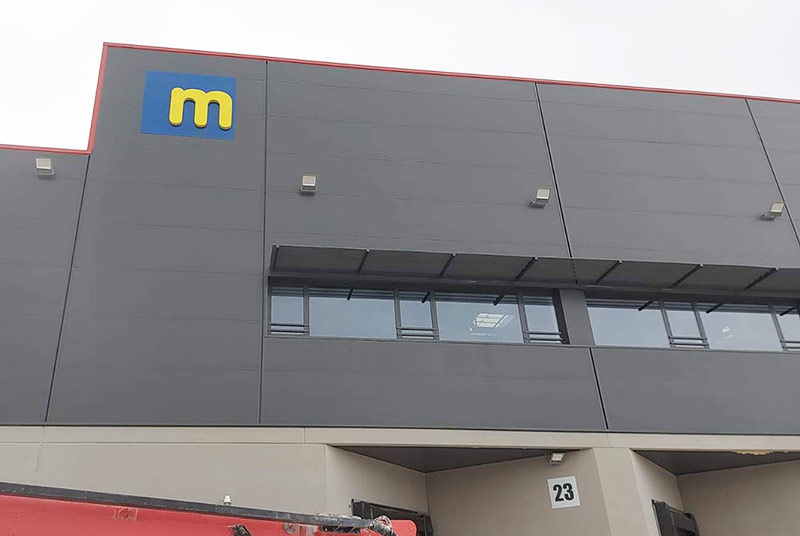 ejemplo de instalación de rótulo en naves industriales