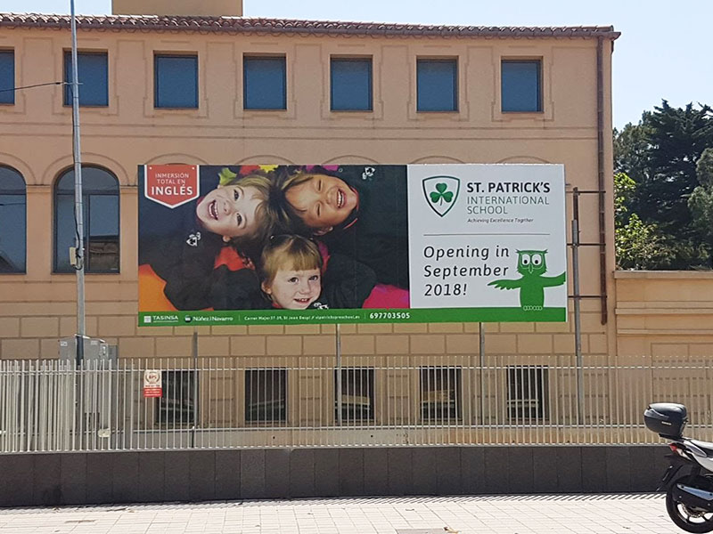 instalación de valla publicitaria en colegio de Barcelona