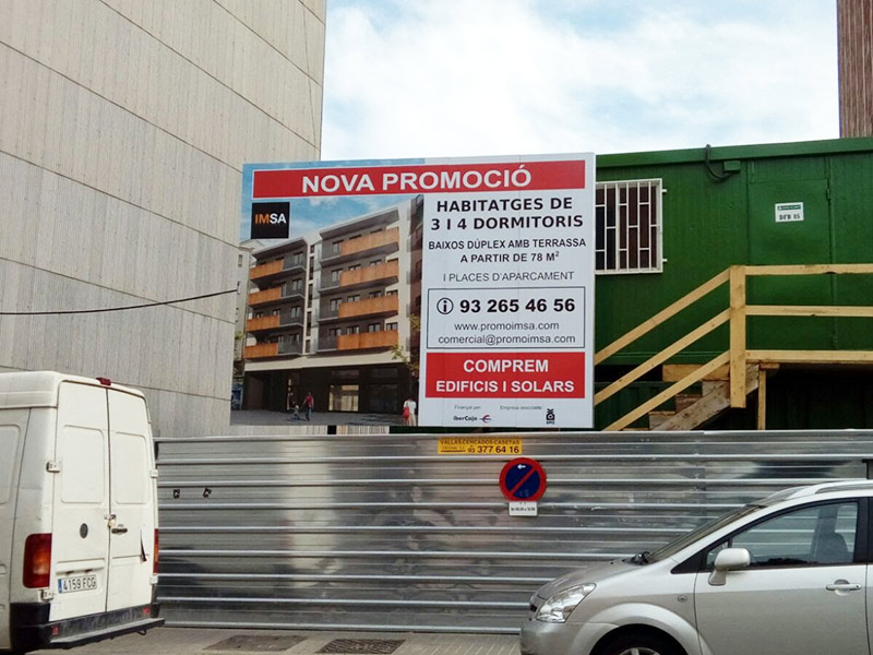 instalación de valla publicitaria de obra nueva para promotora inmobiliaria en Barcelona