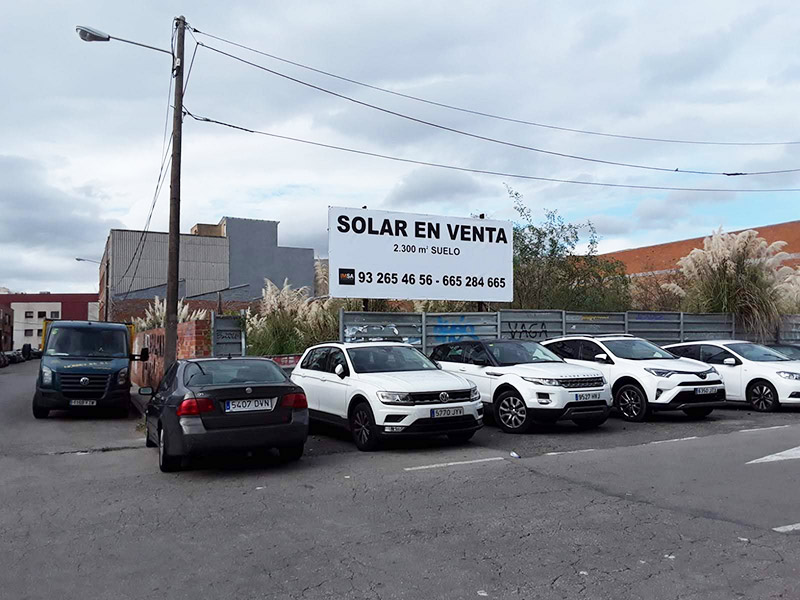 valla de publicidad con lona tensada en Barcelona