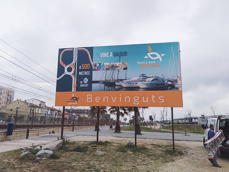 valla publicitaria instalada en Premià de Mar, Barcelona