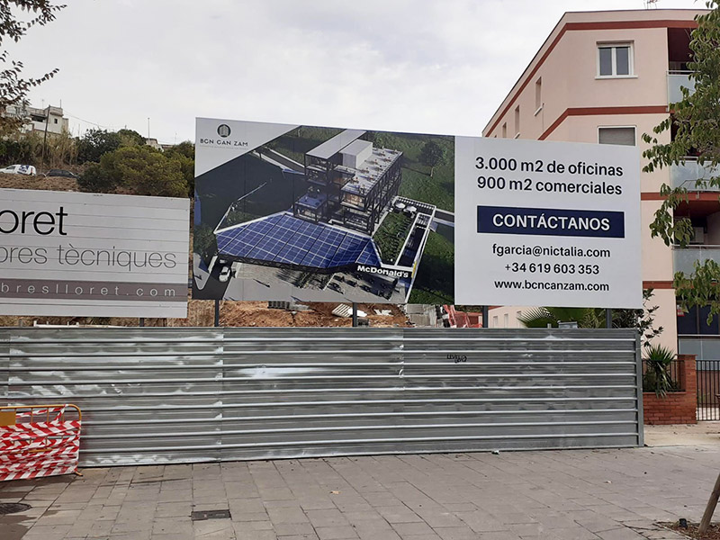 instalación de valla publicitaria para la venta de oficinas en Barcelona