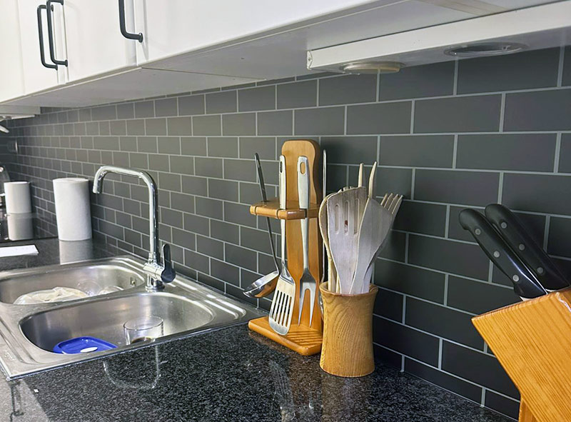 instalación de vinilo decorativo en pared de cocina