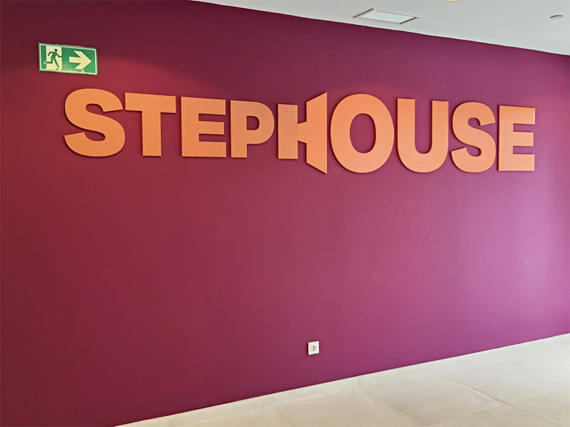 instalación de letras con relieve en recepción