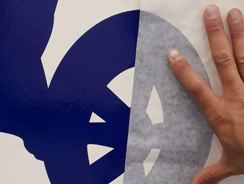 instalación de vinilo de corte sobre pared en centro comercial