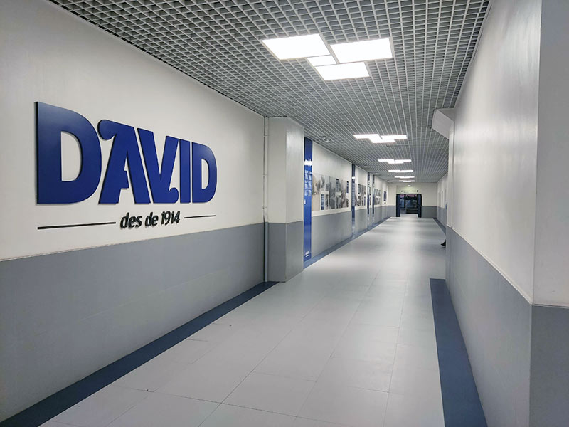 instalación de letras corpóreas para pared en Barcelona