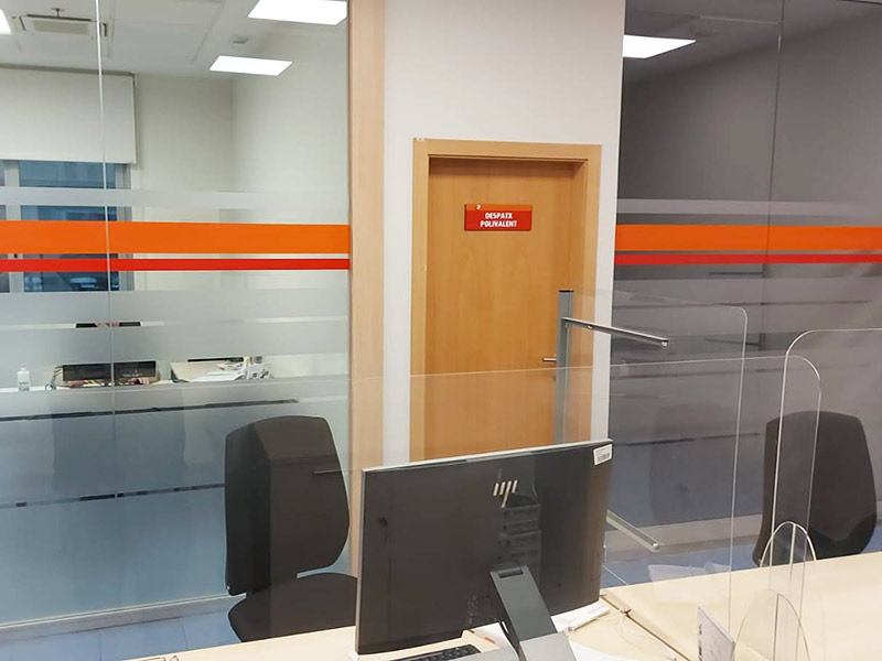 rotulación de despachos con franjas de vinilo corporativo