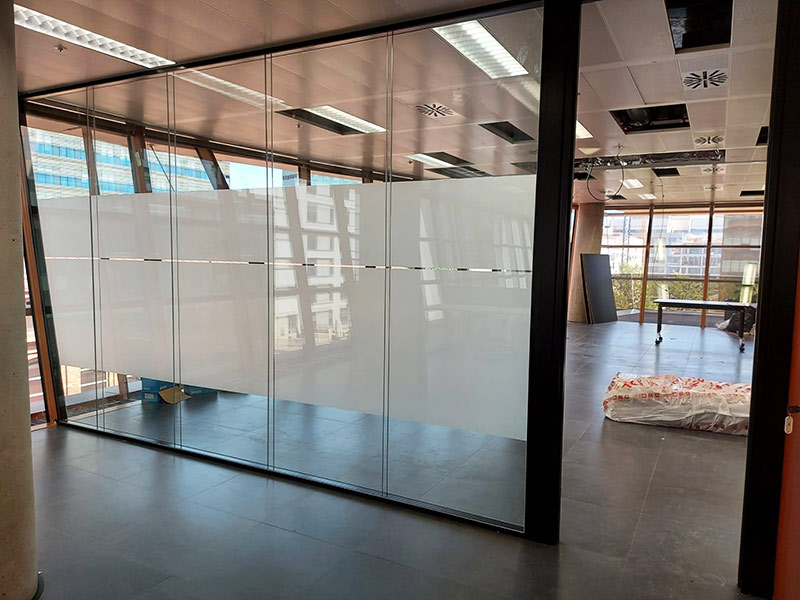 instalación de vinilo ácido en oficinas