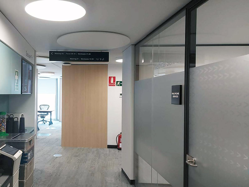 rotulación con vinilo de oficinas en coworking