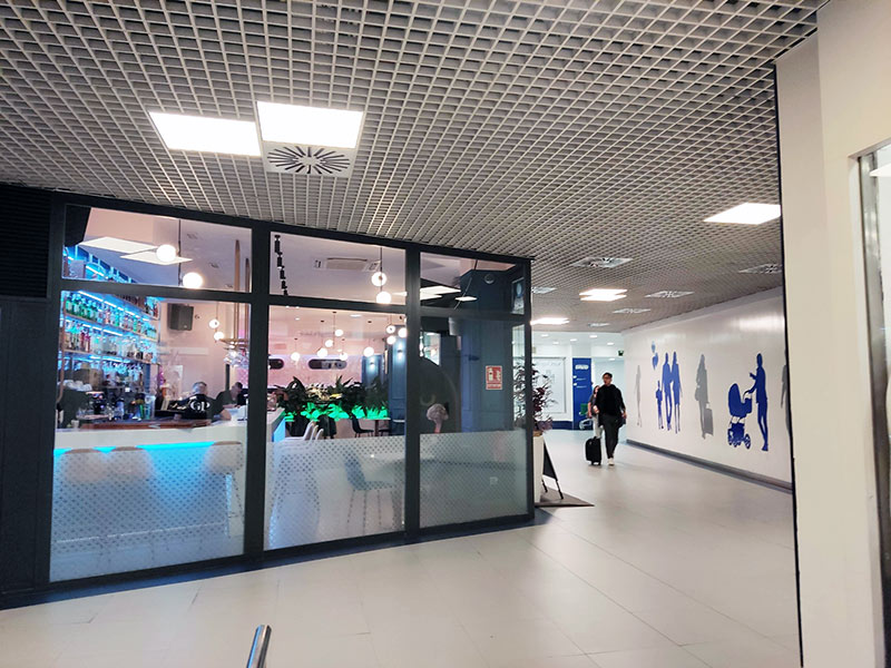 instalación de vinilo ácido en bar restaurante de Barcelona