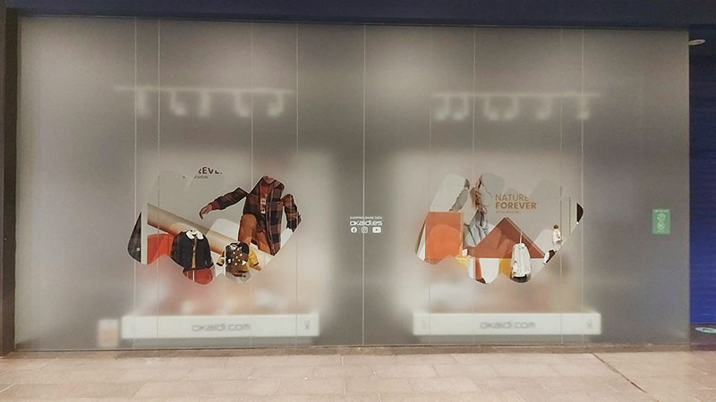 instalación de vinilo ácido para escaparate en Barcelona