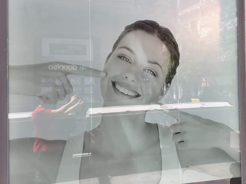 vinilo ácido impreso para escaparate de centro dental