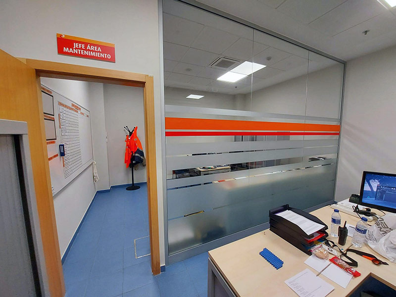 instalación de franjas de vinilo ácido en oficinas