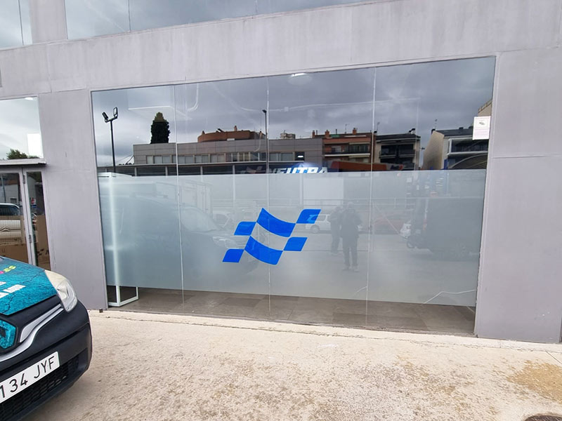 instalación de vinilo con logotipo en escaparate
