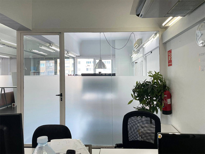 colocación de vinilo ácido para sala de reuniones