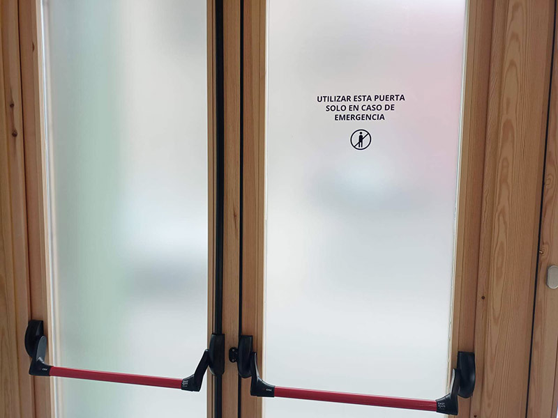 vinilo traslúcido en puertas de salida de emergencia
