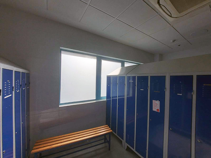 vinilo ácido para ventanas en vestuarios