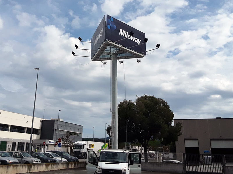 cambio de vinilo en monoposte de publicidad