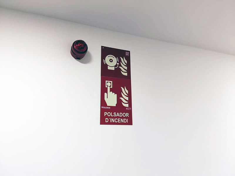 instalación de señalética de emergencia fotoluminiscente