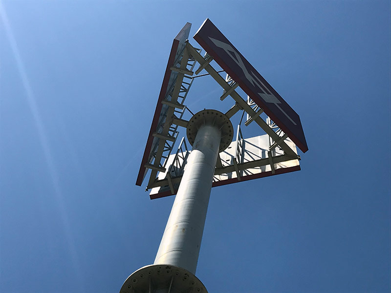 monoposte publicitario de tres caras