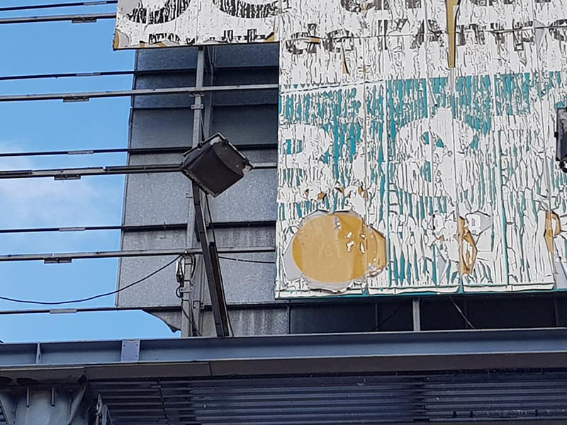 cartelera de monoposte publicitaria en mal estado y dañada