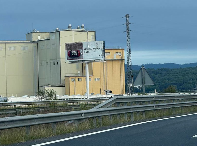 monoposte publicitario en mal estado en Barcelona
