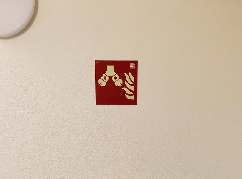 instalación de placas de señalética fotoluminiscente